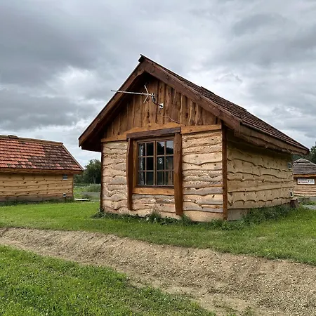 Domki Wedkarskie Nad Stawami Pirania Zagorz Exterior foto